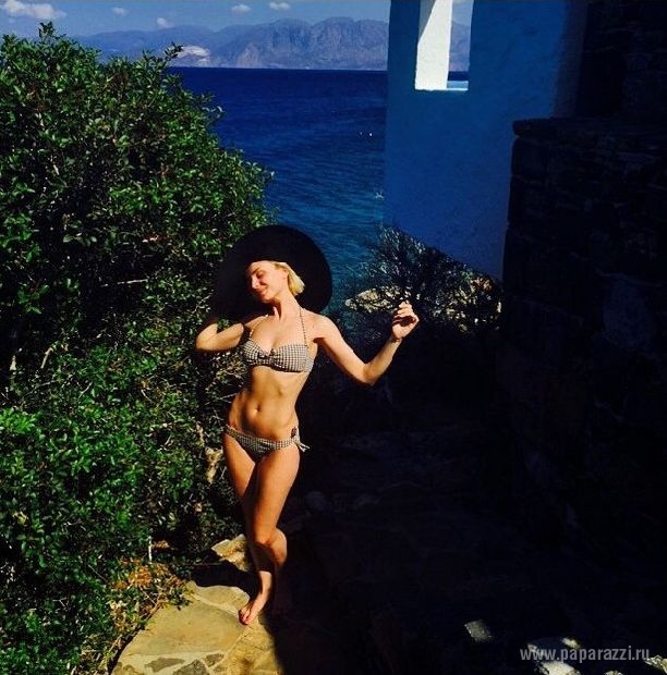 Полина Гагарина шлет поклонникам фото в бикини из Греции