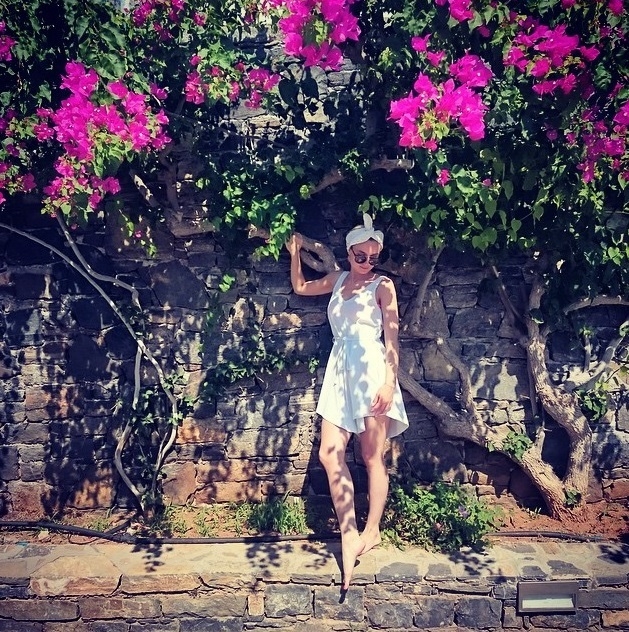 Полина Гагарина шлет поклонникам фото в бикини из Греции